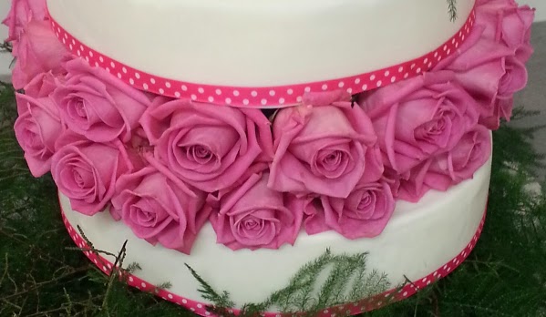 Echte bloemen in de bruidstaart bij Cake It in Wormerveer